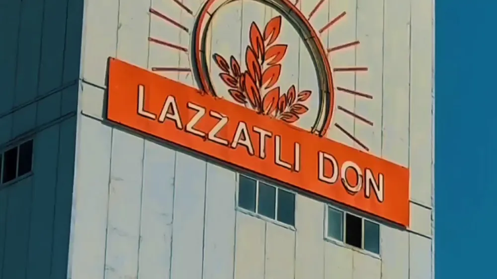 Логотип Lazzatli Don на здании мельницы
